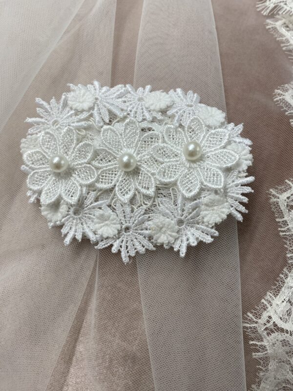 Daisy Bustle Pin